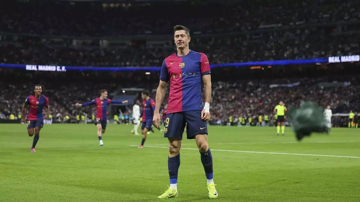Maestro_Pedri's tweet photo. The Clasico gave us some of the most iconic photos ever... [THREAD] https://t.co/HmxG8R97NQ