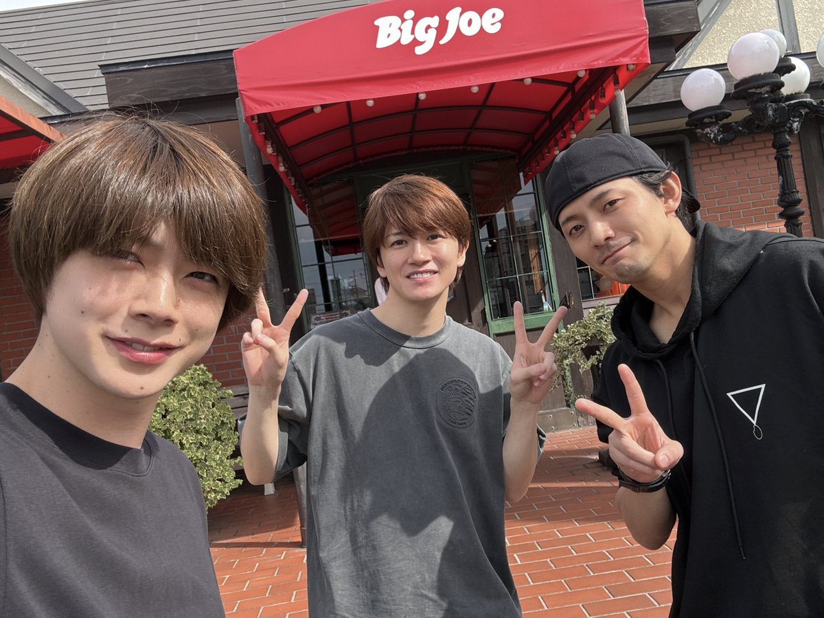 NobunagaSato's tweet photo. せいやの地元のBIG JOE本当に行ってきました！
僕の運転でなぜか2人は後ろに座って。なんで？(車の写真は駐車場にて停車中です)

ステーキもハンバーグも食べたくてどっちも食べてきました！美味しかった😋 https://t.co/EJFPlAtT6N