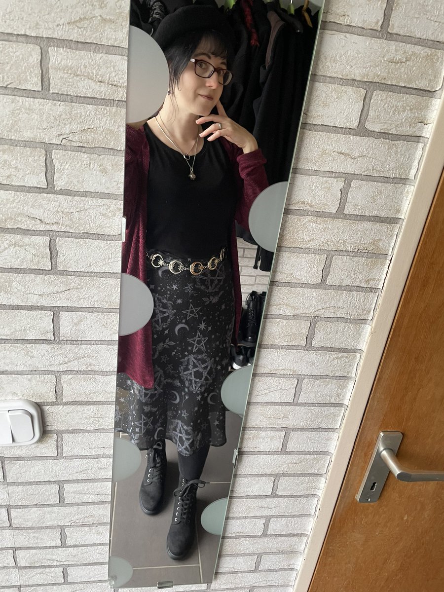 SplatterKitty's tweet photo. Heute zur Family im Witchy Outfit 🕸️ https://t.co/E3np4pN4Fz