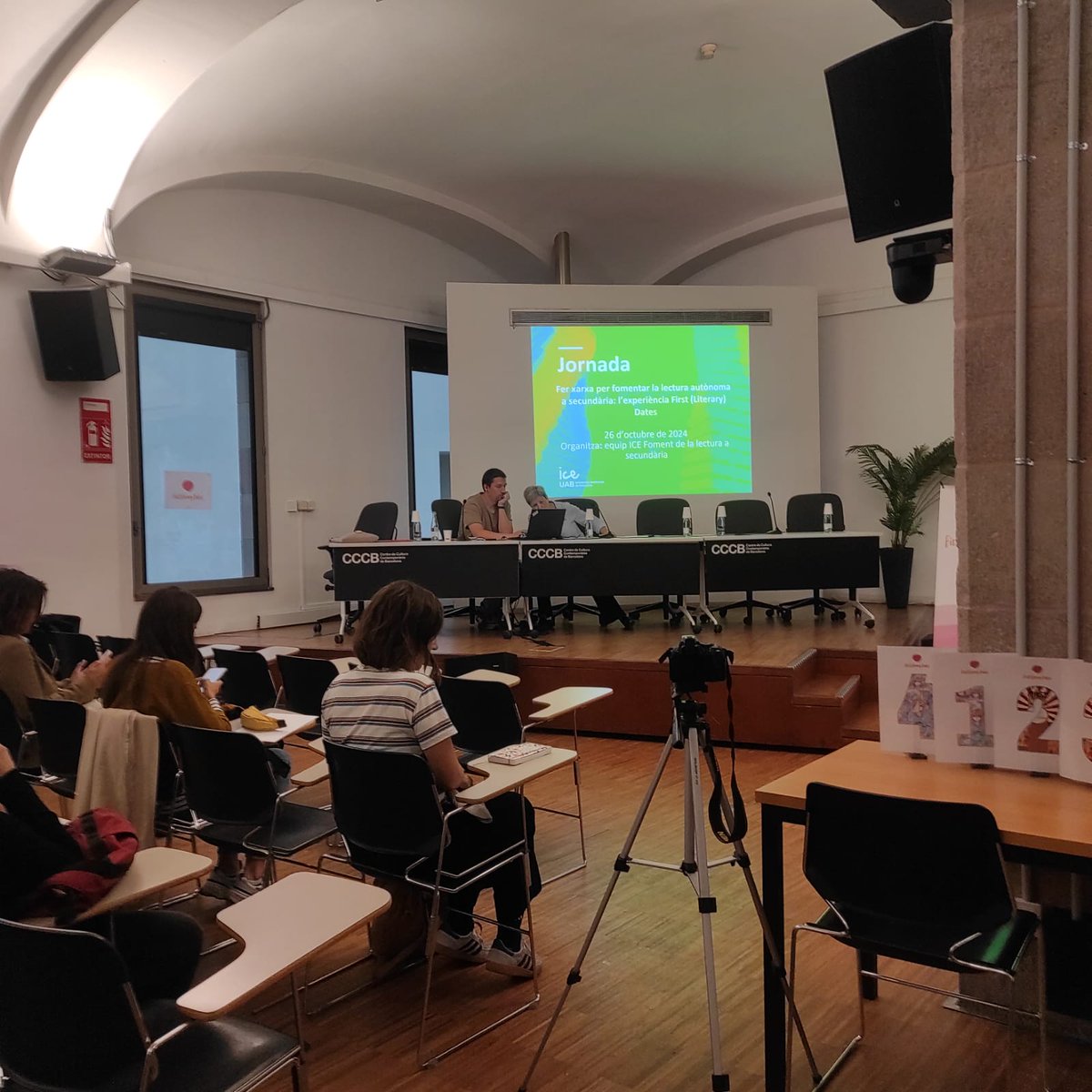 vilallengua's tweet photo. Ahir al matí l'@INS_Vilamajor va participar a la Jornada First (Literary) dates per fomentar la lectura autònoma a secundària 📚🤓Seguim treballant per acompanyar l'alumnat en el seu itinerari lector! 💪😊 #firstliterarydates #lectura #secundària #alumnatlector #llengües https://t.co/2xc1WwrpjQ