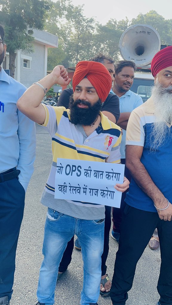 संघर्ष नहीं जिनके जीवन में वो भी बहुत अभागें है।
या तो उन्होंने प्रण को छोड़ा है या फिर रण से भागे है।
*We Want only OPS*
IREF ZINDABAD /FANPSR ZINDABAD 💪🏻
#FANPSR #IREF #nmops #OPS_लागू_करो