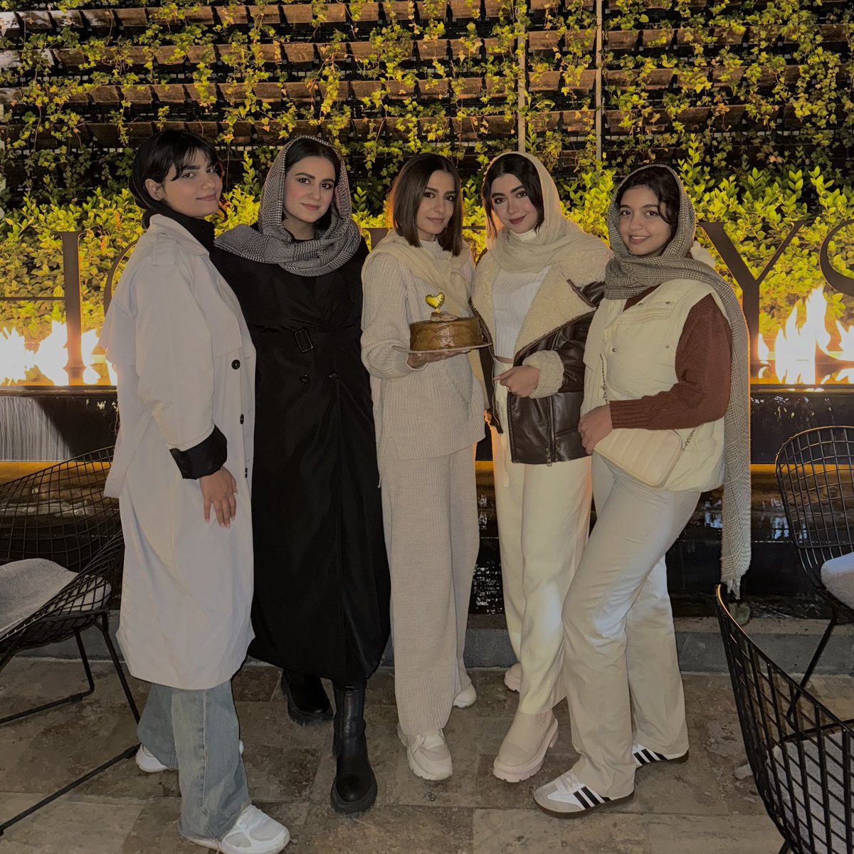 Mhrybm's tweet photo. این کاربر ۲۲ ساله شد.
مرسی از دوستای مهربونم🥹💗
دوستون دارم🫰🏼 https://t.co/34E8grl5vk