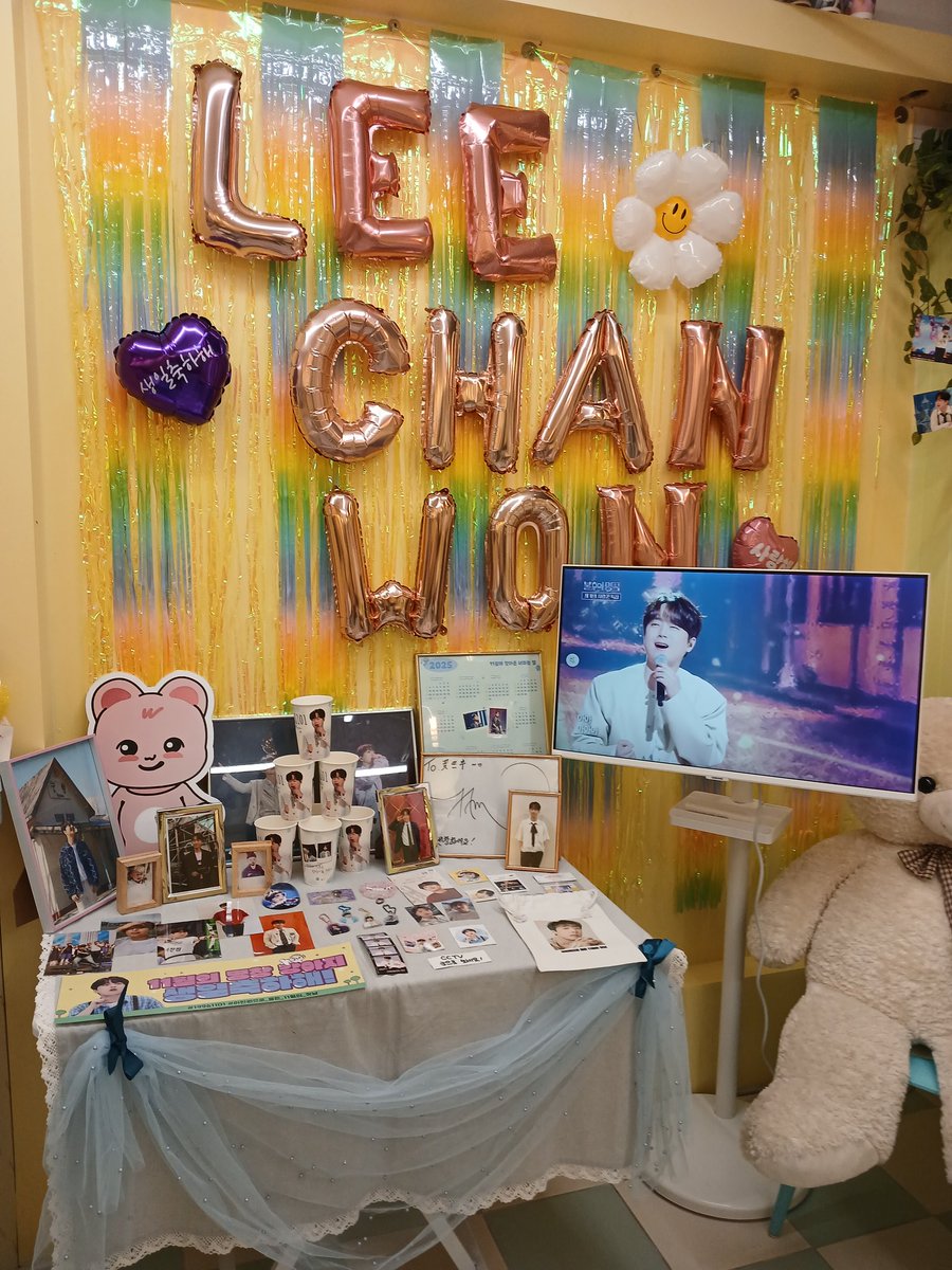 chanwon_0710's tweet photo. 이벤트 카페 이틀째인 오늘도 방문해주신 많은 찬스님들 진심으로 감사드립니다~💖

#이찬원으로_물든_11월의_첫날
해시태그와 함께 정성스러운 방문 후기를 
남겨주시면 추첨을 통해 소정의 선물을 드립니다🩷 https://t.co/yBOLNDCa8Z