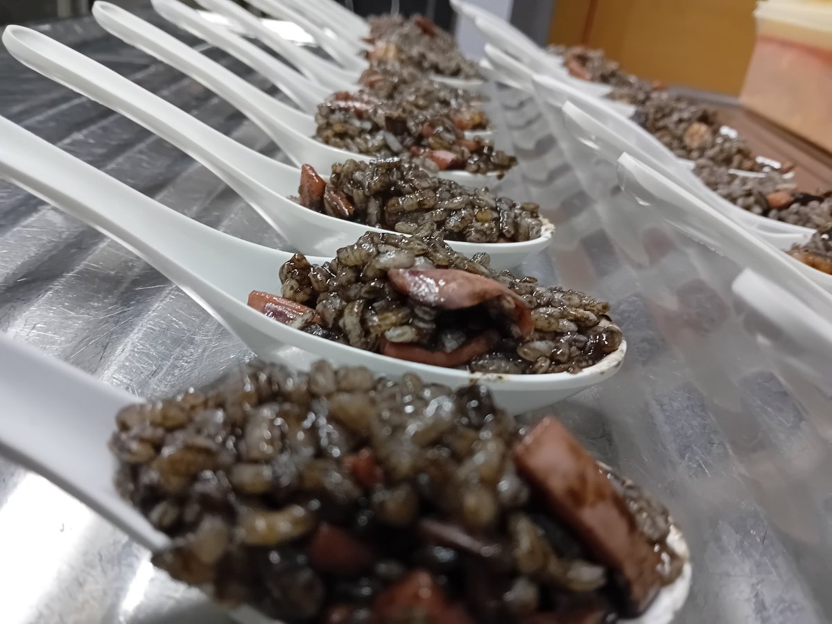 Día lluvioso y desapacible, pero hoy da hambre una hora antes, así que al lío,  que está calentín 😋🥂