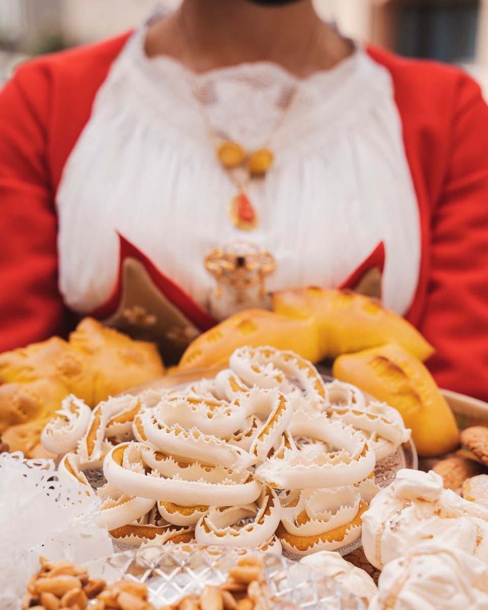 AutunnoBarbagia's tweet photo. Questo weekend saremo a #Mamoiada alla scoperta delle tradizioni, della cultura e cucina locale in tutte le sue sfumature, soprattutto i gustosissimi dolci tipici. #AutunnoinBarbagia 1-3 novembre 2024! Scopri il programma: https://t.co/mXufUw4eaY📷 Sas Tappas in Mamujada https://t.co/XUYEgiKEX2