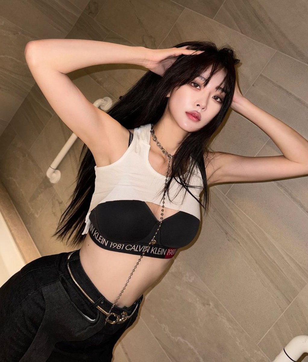 ForeverRoseanne's tweet image. South Korean singer Park Su-bin, also known as Subin or Dalsooobin, who&apos;s a member of the girl group Dalshabet and DJ under A2Z Entertainment, joined Rosé and Bruno Mars in the &quot;APT.&quot; dance challenge 🤩! 

APT 2ND WIN
#ROSÉ_BRUNO_APT #ROSÉ