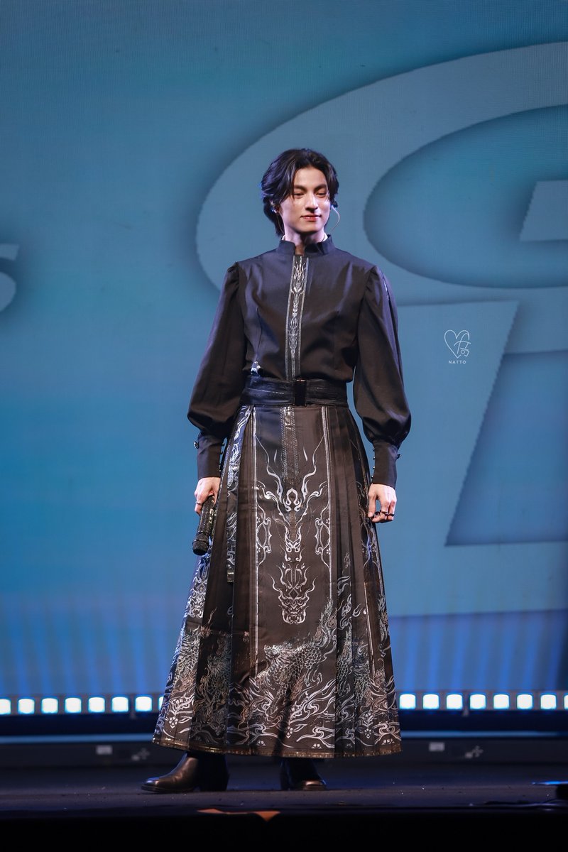 NATTCattleya's tweet photo. ยังเหลืออีกหลายรูปเลยกับสูทหล่อนี้ 😆 อย่าพึ่งเบื่อกันน้า เพราะจะลงอีกค่าา จะเครซี่ กิ้สสส 😝😝✨️✨️

GULF FANMEETING THE FANS 
#GulfFMinFuzhou
#GulfKanawut #NATTOXGULF
@gulfkanawut https://t.co/vFLzkhM1Ek