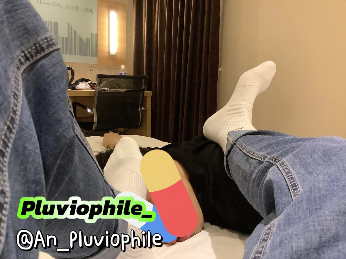 An_Pluviophile's tweet photo. 喝了这杯酒，
那就做今晚我故事里的男主角吧，
祝你好梦。
 
PS：鞋是真难脱，味儿也是真够足。
谁能拒绝的了穿黑曜石/北卡蓝的直男呢？ https://t.co/D6SHsiYl1r