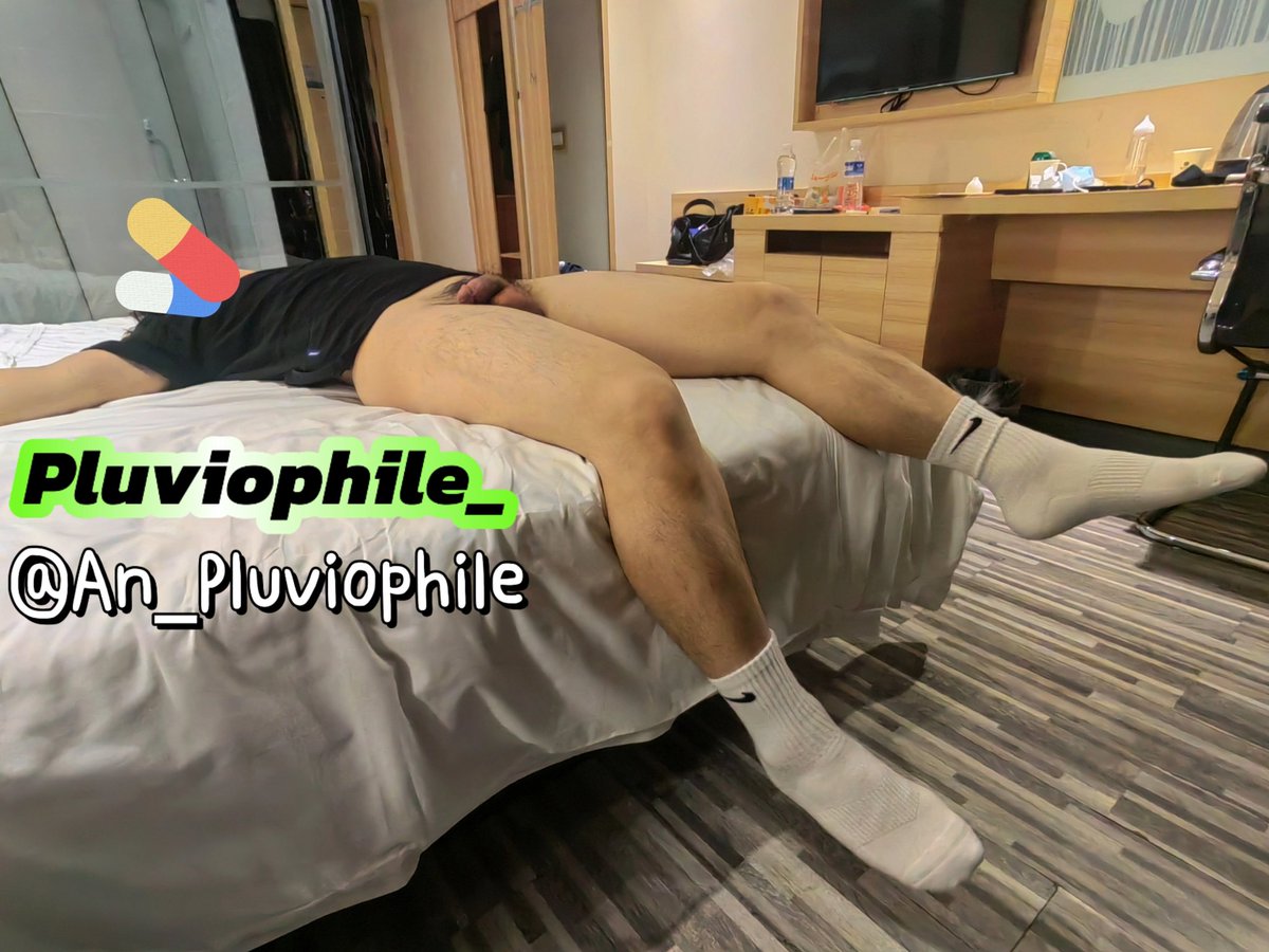 An_Pluviophile's tweet photo. 喝了这杯酒，
那就做今晚我故事里的男主角吧，
祝你好梦。
 
PS：鞋是真难脱，味儿也是真够足。
谁能拒绝的了穿黑曜石/北卡蓝的直男呢？ https://t.co/D6SHsiYl1r