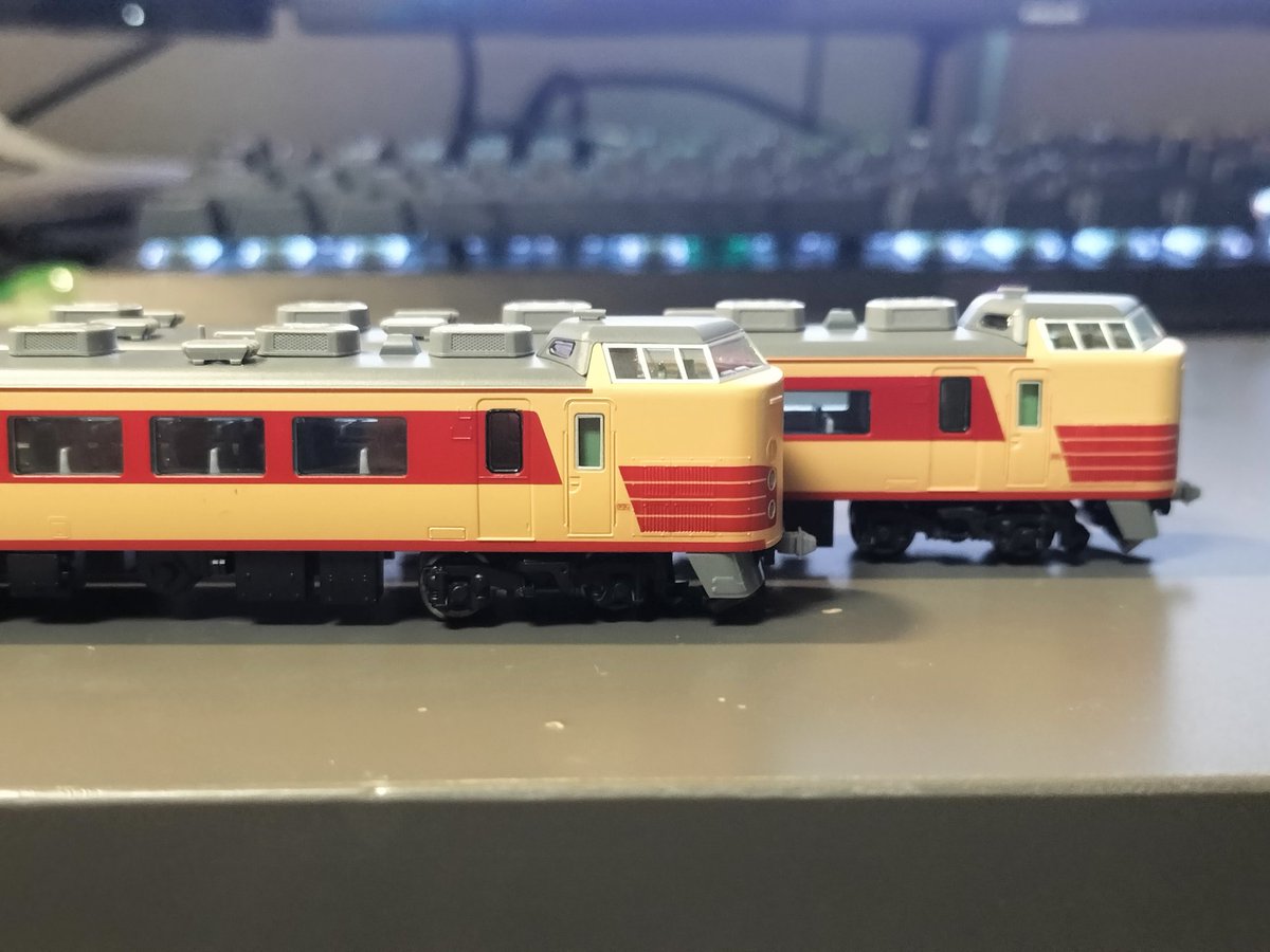 Exp_HITACHI's tweet photo. 久しぶりの完成報告
189系　チタH81編成
TOMIXの田町車セットから制作
Tc508以外は非GU車ですが帯がGU車と同じ太帯になっており特徴的にな編成でした　
この編成の先頭車とH101の中間車で組換を行ってトタM51になったので189の中間車だけ買い足して実写通りの組換しても楽しそうです https://t.co/40iVSFPg5P