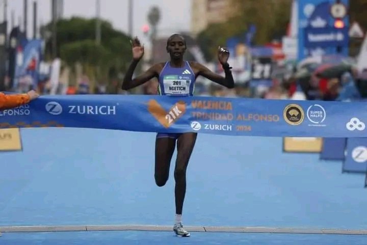Incredible! 🔥 

Kenya's Agnes Ng'etich runs the second fastest Half Marathon of all time, as she clocked 1 hour, 3 Minutes and 4 seconds to Triump her 21km  Debut, in Valencia. Agnes is also the World Record Holder in Women's 10km.

Mr. President Nigerians Gachagua Boniface
