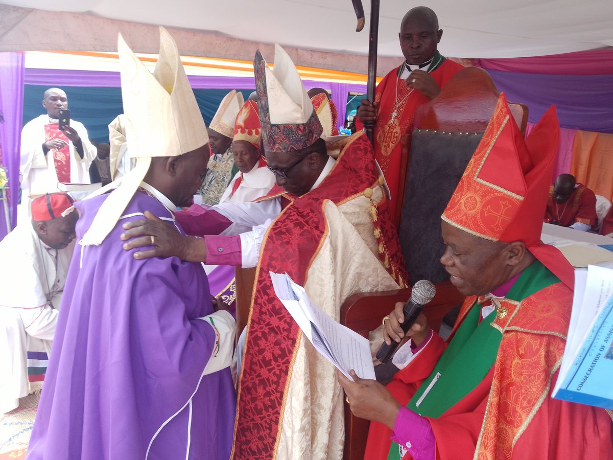 nkunda_bosco's tweet photo. Update:Two Bishops consecrated at Kisoro Christ our refugee charismatic apostolic church.
The function is led by Archbishop Francis Gogo from Mbale diocese.
There are; Asst Bp.Ernest John Sebasore for Kisoro and Bp.Vitali Kisekera for 
Bolinga diocese in Goma,DRC.
#Kisorofm news https://t.co/yCeSUzRVpX