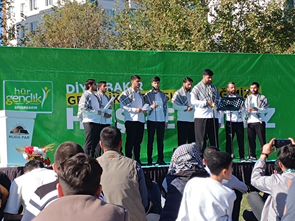 HudaUsak's tweet photo. Gazze’nin her karışı bir imtihan meydanıdır. Burada çocuklar dahi zulmün karşısında dimdik durmay�� öğrenir. 

Onların her adımı, bizlere sabrın ve imanın gücünü hatırlatır. 

#GençlikveGazze https://t.co/wJOl1FG3Mh