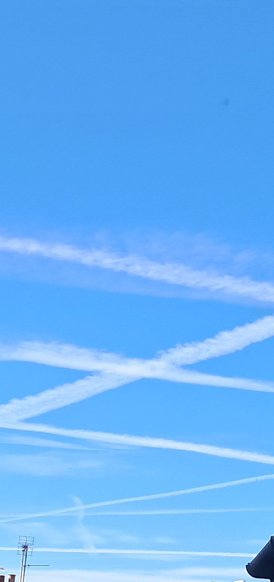 HTheCritical's tweet photo. Just looked out my bedroom window to see this! Och nooooo! We're all doomed! ๐ณ๐คฃ๐คฃ๐คฃ๐คฃ
#chemtrails
#Whataloadofbollocks https://t.co/1cd7mGlkjW