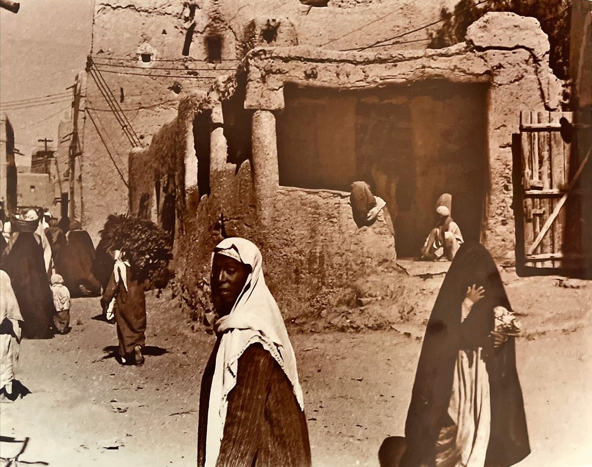 MansourShuwaier's tweet photo. مصادر المياه القديمة في الرياض:
كان مصدر مياه الشرب الأساسي في الرياض القديمة هو الآبار أو القلبان المحلية. و هذه الآبار والقلبان محفورة يدويا عبر السنين في معظم البيوت حيث يحتوي البيت خصوصا الكبير منها، على بئر توفر ماء الشرب وما تحتاجه الأسرة من الماء. كما تحتوي الرياض على آبار وقلبان في معظم زواياها، وتسمى ركيات (جمع ركية)، حيث تشمل البئر، ودلو، وحبل (رشا) على محالة إلى قاع القليب، ويُرفع الدلو ويصب في حوض للشرب أو الوضوء (القرو) وقد يتكون من جزئين الاول للوضوء والثاني للشرب، وجرت العادة بان يكون جانب كل مسجد قليب قرو للشرب والوضوء. واما البيوت التي لا يوجد بها بئر فيقوم السقا بإحضار الماء بقربته لهم على ظهره بأجر معلوم وبشكل يومي، او اذا كانت الركية او القليب قريبة من المنزل تقوم السيدات بالمهمة.
حتى أوصلت بلدية الرياض (الأمانة) لكل شارع من الاحياء ماسورة في طرفها صنبور، واصبح الناس يتزودون بالماء من هذا المصدر في هذه المرحلة وبعدها تم ايصال الماء الى البيوت بعد مشروع الحاير.
الصورتين نادرة و لأول مره تشاهد،
من تصوير وتوثيق الأستاذ (عبدالرحمن المحمد الراشد الحميد) رحمه الله،