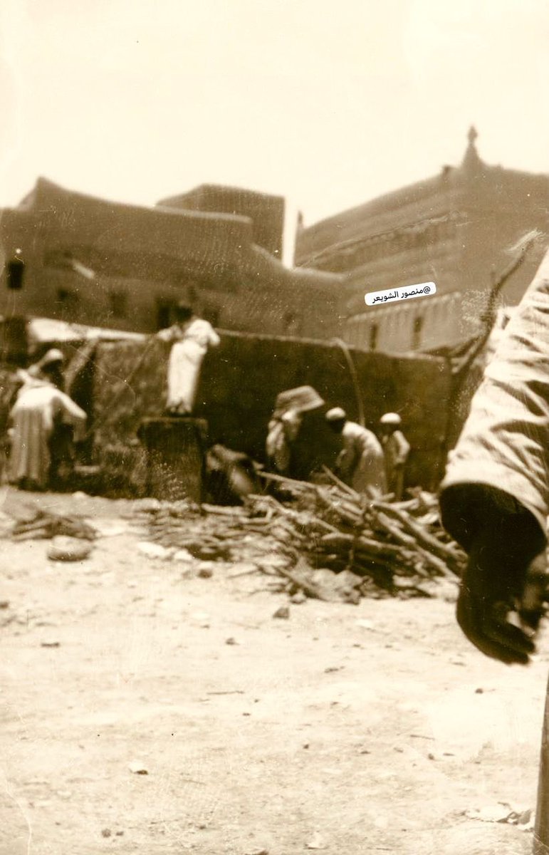 MansourShuwaier's tweet photo. مصادر المياه القديمة في الرياض:
كان مصدر مياه الشرب الأساسي في الرياض القديمة هو الآبار أو القلبان المحلية. و هذه الآبار والقلبان محفورة يدويا عبر السنين في معظم البيوت حيث يحتوي البيت خصوصا الكبير منها، على بئر توفر ماء الشرب وما تحتاجه الأسرة من الماء. كما تحتوي الرياض على آبار وقلبان في معظم زواياها، وتسمى ركيات (جمع ركية)، حيث تشمل البئر، ودلو، وحبل (رشا) على محالة إلى قاع القليب، ويُرفع الدلو ويصب في حوض للشرب أو الوضوء (القرو) وقد يتكون من جزئين الاول للوضوء والثاني للشرب، وجرت العادة بان يكون جانب كل مسجد قليب قرو للشرب والوضوء. واما البيوت التي لا يوجد بها بئر فيقوم السقا بإحضار الماء بقربته لهم على ظهره بأجر معلوم وبشكل يومي، او اذا كانت الركية او القليب قريبة من المنزل تقوم السيدات بالمهمة.
حتى أوصلت بلدية الرياض (الأمانة) لكل شارع من الاحياء ماسورة في طرفها صنبور، واصبح الناس يتزودون بالماء من هذا المصدر في هذه المرحلة وبعدها تم ايصال الماء الى البيوت بعد مشروع الحاير.
الصورتين نادرة و لأول مره تشاهد،
من تصوير وتوثيق الأستاذ (عبدالرحمن المحمد الراشد الحميد) رحمه الله،
