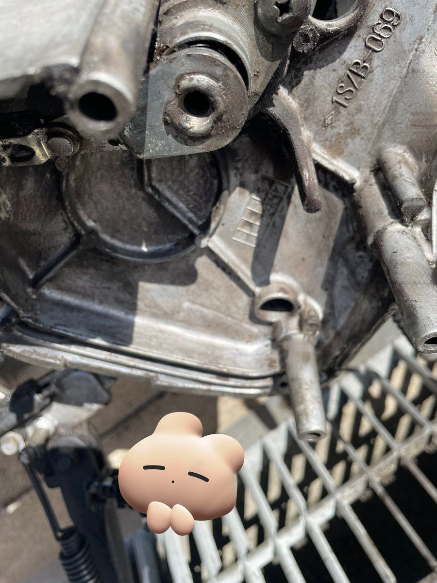 Le travail de Mamisuke aujourd'hui. 🛠

Préparez-vous au remplacement du liquide de refroidissement.
J'ai ouvert le couvercle du pignon et l'ai nettoyé, mais il y avait encore des taches d'huile dessus... Je le reporterai la prochaine fois 😅

#バイク女子
#GSX400S
#カタナ400