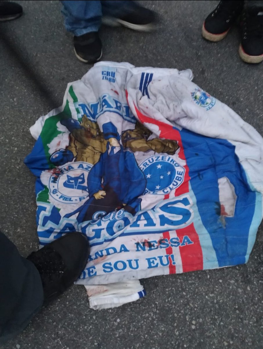Noitedecopa's tweet photo. 🚨 Mancha Verde, principal torcida organizada do Palmeiras, atacou e incendiou o ônibus da Máfia Azul, principal torcida organizada do Cruzeiro que voltava de Curitiba após o jogo contra o Athletico. Vários cruzeirenses ficaram feridos.
  
⚔️ Em 2022, a Mancha Verde sofreu uma emboscada da Máfia Azul. Naquela época, a Independente, do São Paulo, avisou a Máfia Azul que os palmeirenses se dirigiam a Belo Horizonte com 2 ônibus para o jogo contra o Atlético na Série A. Então, os cruzeirenses foram para Campinas com 7 ônibus para o jogo contra a Ponte Preta na Série B.
  
De novo na Fernão Dias...