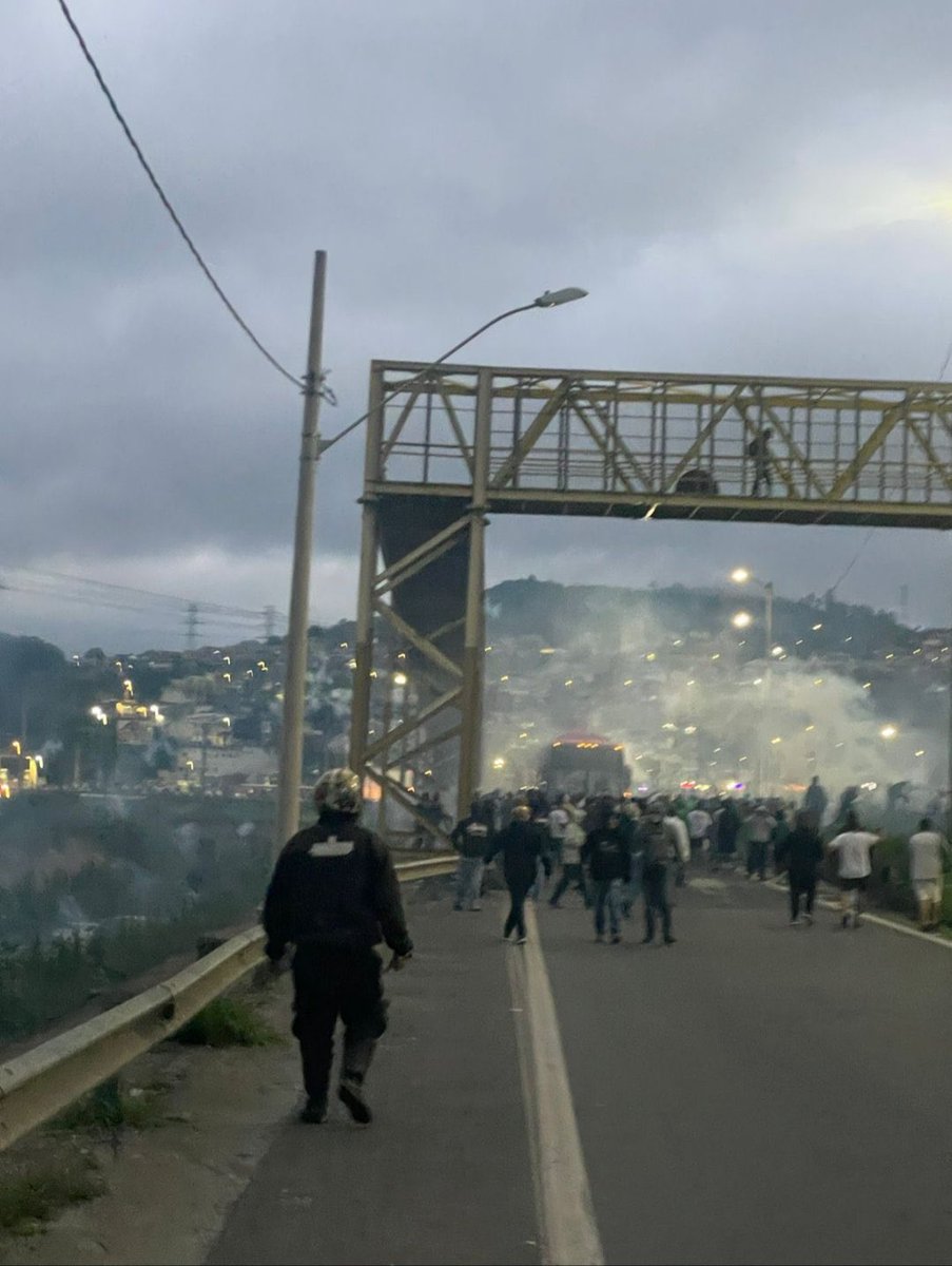 Noitedecopa's tweet photo. 🚨 Mancha Verde, principal torcida organizada do Palmeiras, atacou e incendiou o ônibus da Máfia Azul, principal torcida organizada do Cruzeiro que voltava de Curitiba após o jogo contra o Athletico. Vários cruzeirenses ficaram feridos.
  
⚔️ Em 2022, a Mancha Verde sofreu uma emboscada da Máfia Azul. Naquela época, a Independente, do São Paulo, avisou a Máfia Azul que os palmeirenses se dirigiam a Belo Horizonte com 2 ônibus para o jogo contra o Atlético na Série A. Então, os cruzeirenses foram para Campinas com 7 ônibus para o jogo contra a Ponte Preta na Série B.
  
De novo na Fernão Dias...