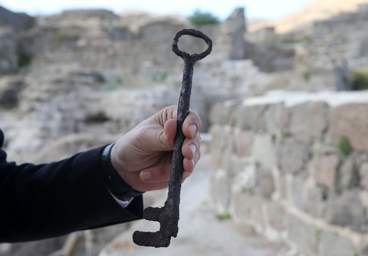 arkeolojihaber's tweet photo. 📍 Bitlis Kalesi'ndeki kazılarda, saray olarak kullanılan bir yapının kapısına ait olduğu düşünülen bir anahtar ve demir aparatları bulundu.

Eserler, 1600'lü yıllarda kalede yaşanan büyük yangının izlerini taşıyan tabakalarda ortaya çıkarıldı. Bitlis Eren Üniversitesi'nden Doç. Dr. Yunus Emre Karasu’nun danışmanlığındaki kazılarda keşfedilen anahtarın, sarayın kapısını kilitlemek için kullanıldığı düşünülüyor. Konservasyon sonrası bu eserlerin müzede sergilenmesi planlanıyor. Osmanlı döneminde stratejik bir üs olan Bitlis Kalesi, farklı medeniyetlere de ev sahipliği yapmış bir yapı. Kazılarda su boruları, lüle taşları, sikkeler ve diğer materyaller keşfedildi. Kaynak: AA (20.10.2024)

#arkeolojihaber #arkeoloji #DahaFazlaArkeoloji