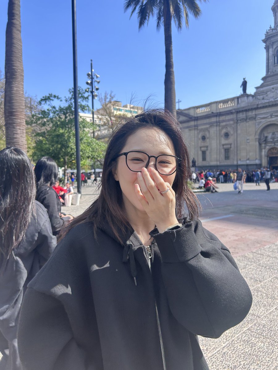 dearyiyi_'s tweet photo. gracias Mia por dejar registro del paso de everglow por chile y subir fotos fuera del teatro!!!! tqm 🤍🤍 https://t.co/VcPCR0AXQ2