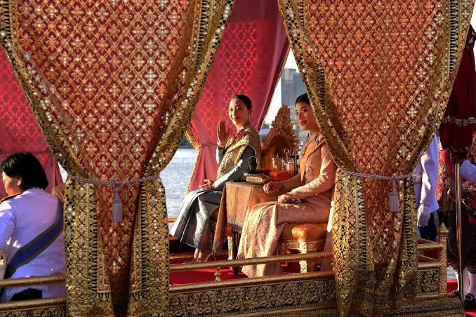TeddyKung's tweet photo. เห็นเรือพระที่นั่งวันนี้ ก็ชวนให้คิดถึงพระองค์ภามากเช่นกัน ภาพนี้ปี ๒๕๖๒ พระจริยวัตรงดงามตรึ���ตราเสมอ ขอถวายพระพรให้พระองค์มีพระวรกาย พระพลานามัยที่แข็งแรงขึ้นโดยเ��็วเพคะ 🙏🧡 https://t.co/9TOCSOlFXR