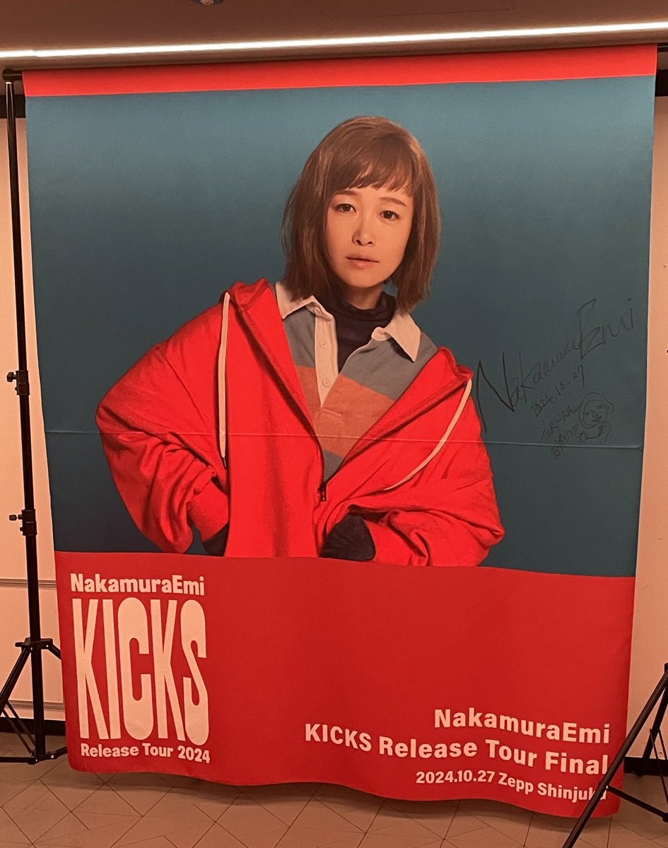 ke1_yan's tweet photo. いつも最高なんですけどね、今日はまた一段と最高でしたよ
今宵のYAMABIKOはずるいよ、贅沢すぎるよ
アンコールもフロアを練り歩きながらアカペラはずるいですよ
ステージも秋っぽくて良き
#NakamuraEmi
#KICKSTOUR https://t.co/ccGF4nszTU