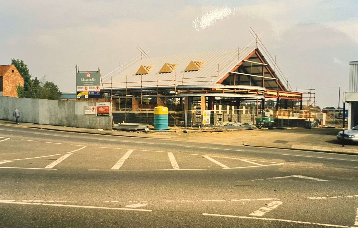 YWRVauxhall's tweet image. Check out these old photos of our Masterfit build project! 📸🛠️

We think that this was around 1998. Who remembers it being built? 🤔

#Vauxhall #Masterfit #Wellingborough
