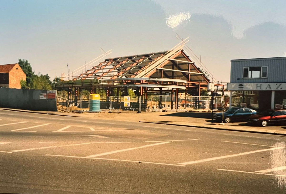 YWRVauxhall's tweet image. Check out these old photos of our Masterfit build project! 📸🛠️

We think that this was around 1998. Who remembers it being built? 🤔

#Vauxhall #Masterfit #Wellingborough