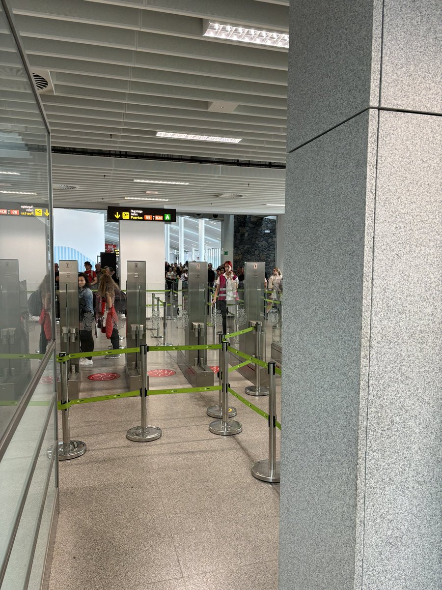 #brexit is the gift that keeps on giving. Guess which lane my #irishpassport got me through..? #brexitdisaster