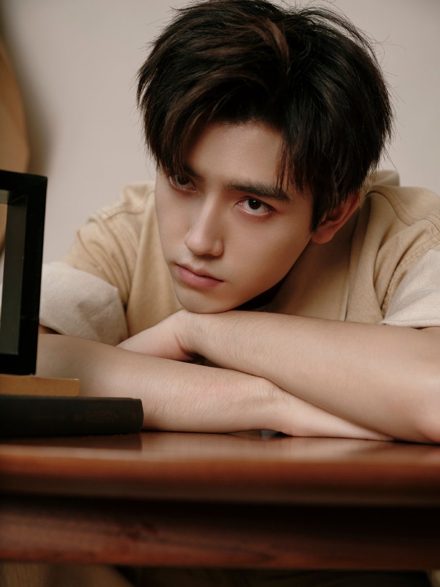 diagold12's tweet image. [241027]  FeiYu studio weibo update

Open the curtain of late autumn, feel free and leisurely, freeze the healing moment 🧡

#MooseKnuckles global spokesperson in Shanghai

#ChenFeiYu #陈飞宇