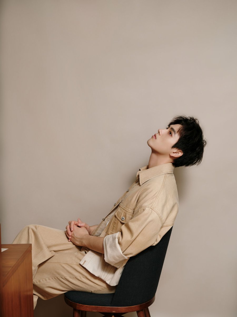 diagold12's tweet image. [241027]  FeiYu studio weibo update

Open the curtain of late autumn, feel free and leisurely, freeze the healing moment 🧡

#MooseKnuckles global spokesperson in Shanghai

#ChenFeiYu #陈飞宇