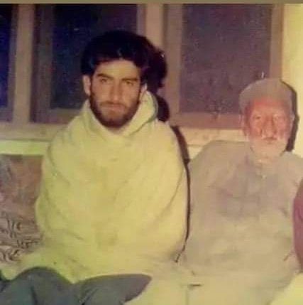 د باچا خان بابا په څنګ کې دا باعزته، ځیرک او د ننگ ډک ځوان پیژنئ؟