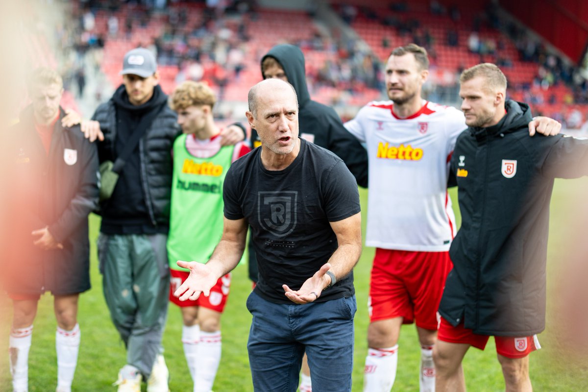SSVJAHN's tweet photo. Danke für alles, Coach ❤️🤍 Alles Gute für Deine Zukunft, Joe 👏 

📸 Köglmeier, Janne &amp; Kaspar-Bartke/Getty Images/DFL https://t.co/hCouzHKRsW