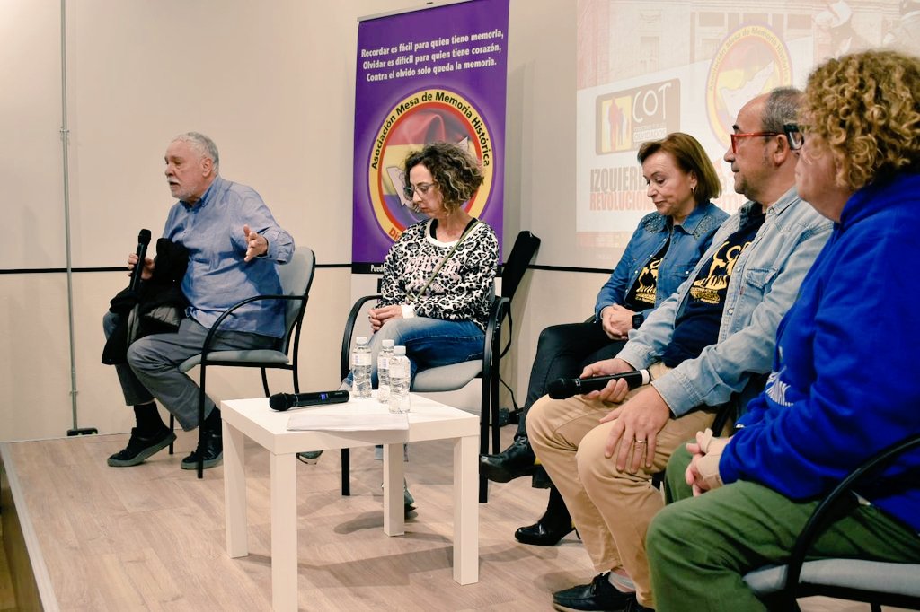 espacio_rosalux's tweet photo. 👉 Sobrecogidos, emocionados y agradecidos por el maravilloso documental "Las armas no borrarán tu sonrisa" abrimos el coloquio, con los familiares y compañeros de las víctimas de la #TransiciónSangrienta https://t.co/8QVawpfu1x