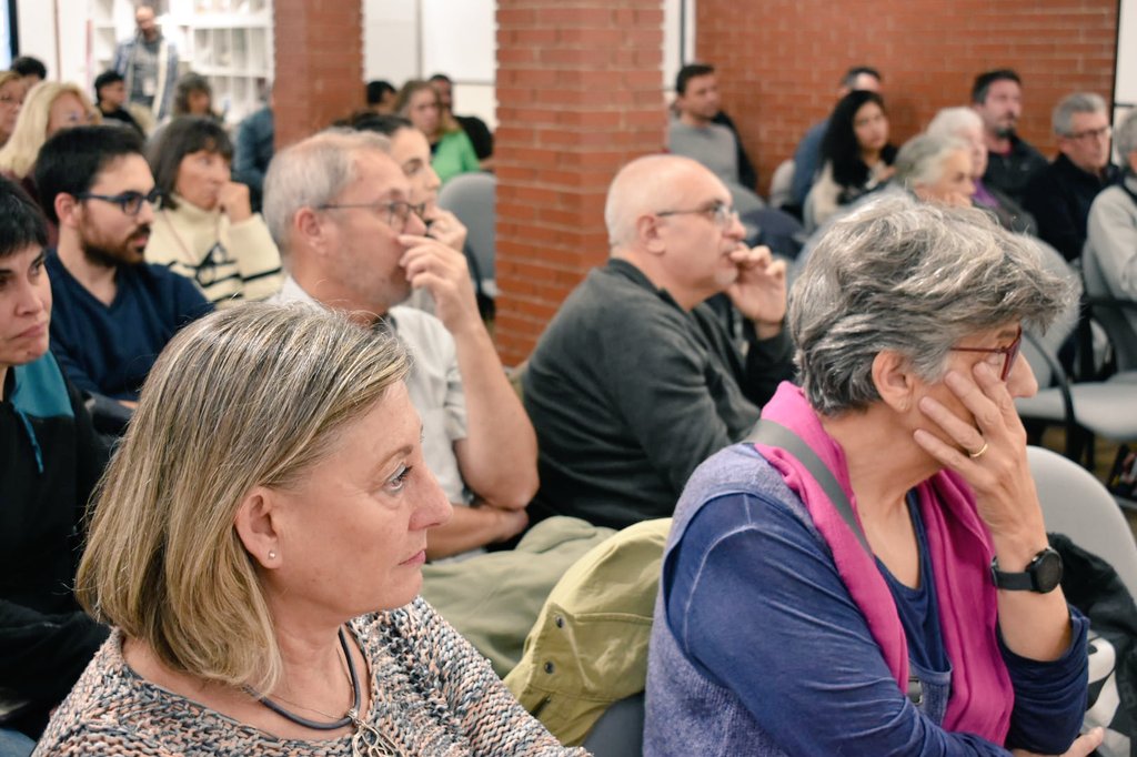 espacio_rosalux's tweet photo. 👉 Sobrecogidos, emocionados y agradecidos por el maravilloso documental "Las armas no borrarán tu sonrisa" abrimos el coloquio, con los familiares y compañeros de las víctimas de la #TransiciónSangrienta https://t.co/8QVawpfu1x