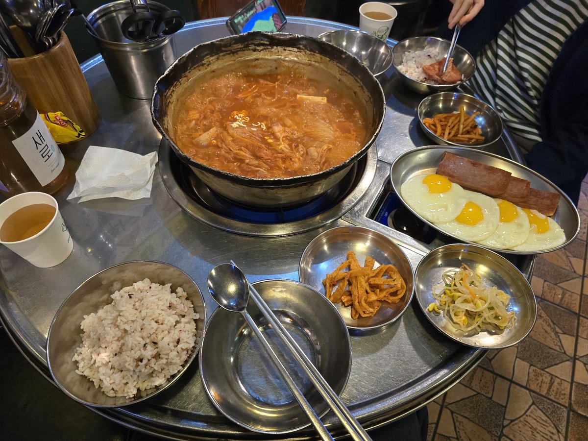 jaewon725's tweet photo. 241027.
살며시 비 내리는 일요일 저녁식사로 영통중심상가 번화가에 있는 찌개지존에서 양푼통돼지김치찌개 (중)과 스팸/계간후라이에다  공기밥 두개를 시켜서 맛있게 완식.  

#영통맛집 #찌개지존 #찌개지존본점 #돼지김치찌개 https://t.co/J5Kd79QwlE