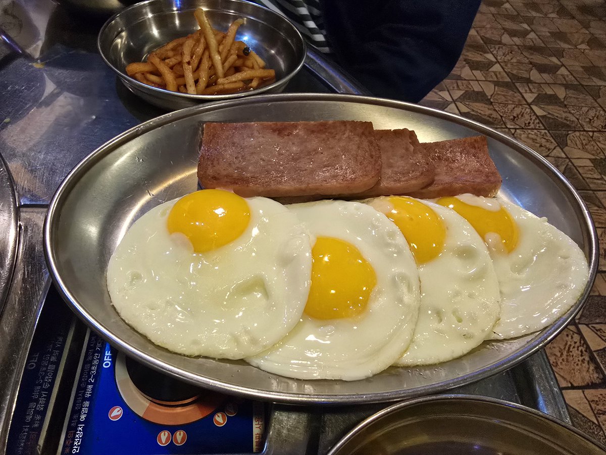 jaewon725's tweet photo. 241027.
살며시 비 내리는 일요일 저녁식사로 영통중심상가 번화가에 있는 찌개지존에서 양푼통돼지김치찌개 (중)과 스팸/계간후라이에다  공기밥 두개를 시켜서 맛있게 완식.  

#영통맛집 #찌개지존 #찌개지존본점 #돼지김치찌개 https://t.co/J5Kd79QwlE