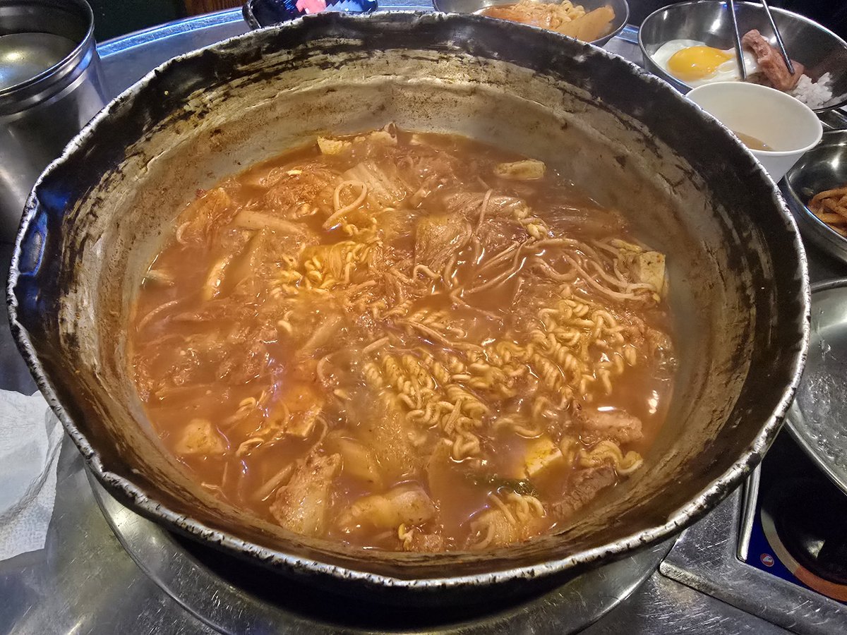 jaewon725's tweet photo. 241027.
살며시 비 내리는 일요일 저녁식사로 영통중심상가 번화가에 있는 찌개지존에서 양푼통돼지김치찌개 (중)과 스팸/계간후라이에다  공기밥 두개를 시켜서 맛있게 완식.  

#영통맛집 #찌개지존 #찌개지존본점 #돼지김치찌개 https://t.co/J5Kd79QwlE