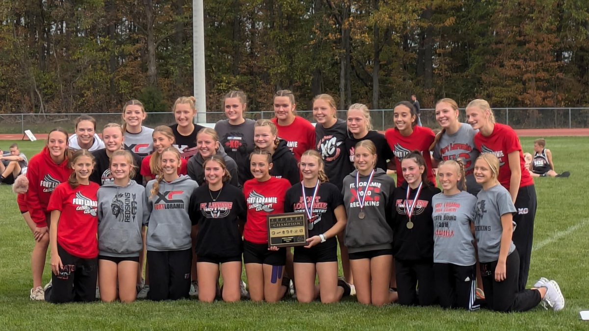 erin_poeppelman's tweet photo. Tony and I couldnβt be more thankful for another great XC season! What a fantastic group of ladies! #theteamthatwillalwaysberemembered #flxc https://t.co/wx1IBZizIp