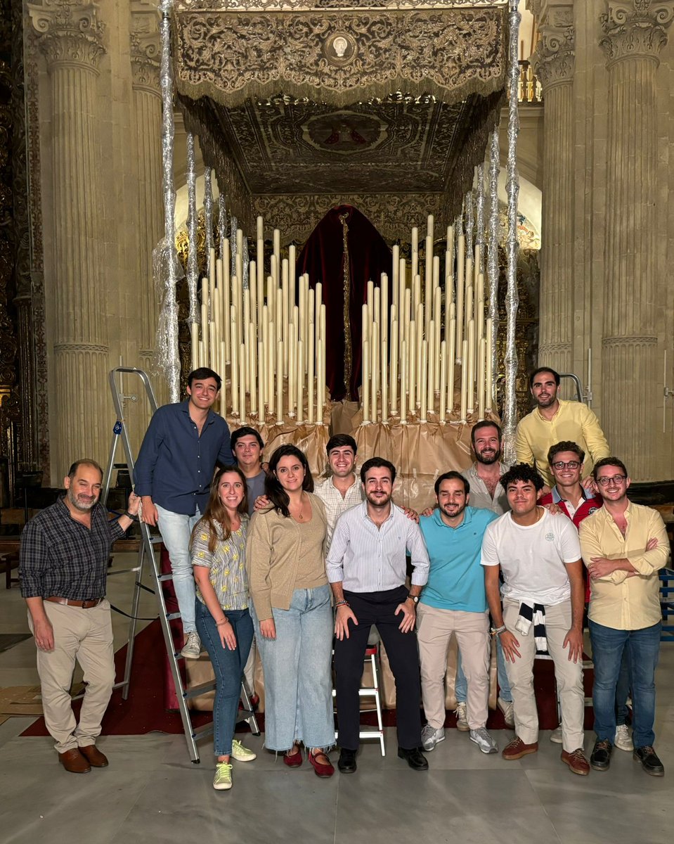 Han sido tardes y noches de duro y a la vez dulce trabajo para que el paso de palio luzca así de nuevo en la inmensidad del Salvador a la espera de la entronización de Nuestra Madre, la Virgen del Socorro. Gracias al equipo de #priostía por su dedicación.