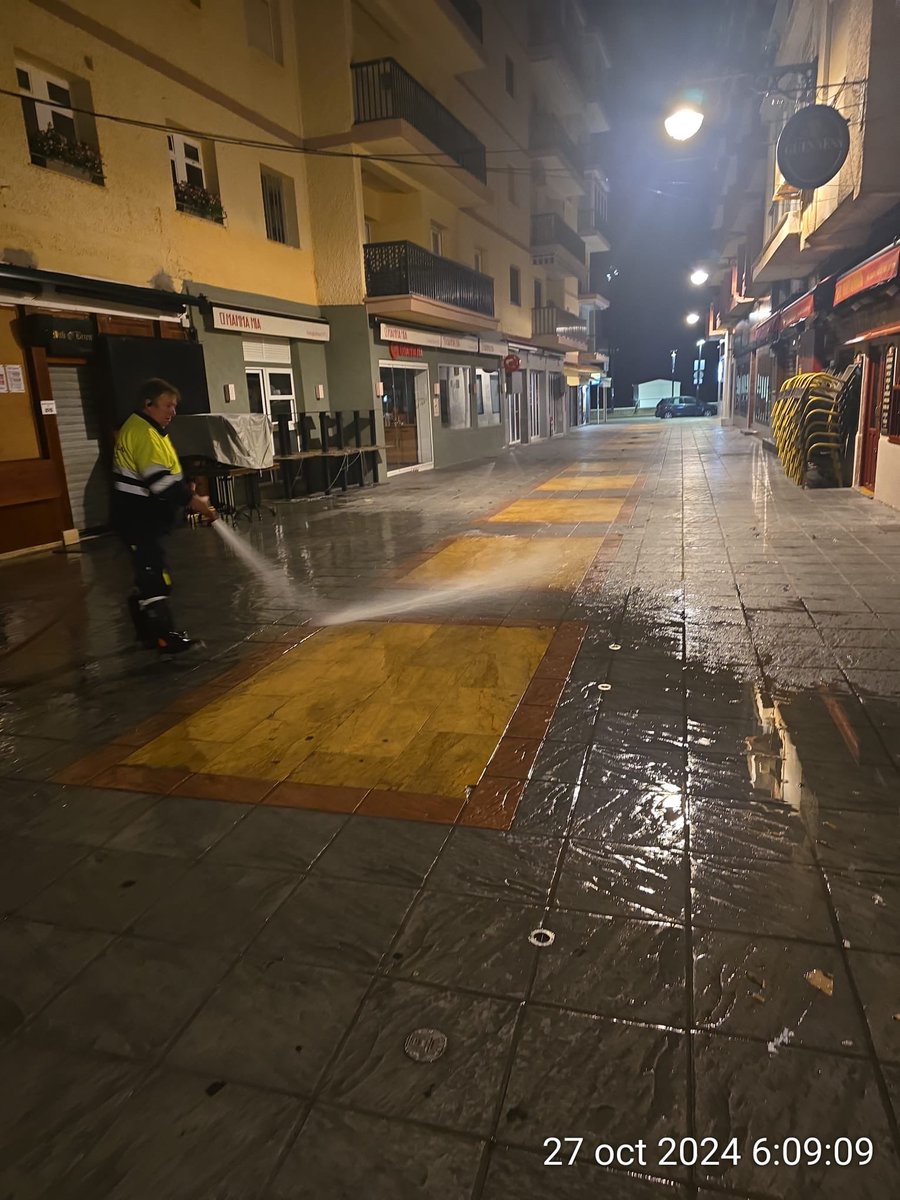 Así ha amanecido #Fuengirola esta mañana. Una ciudad limpia necesita trabajo en equipo.
Todos formamos parte del equipo de limpieza. Colabora con nosotros y mantén limpia tu ciudad. #AnaMula.<a href="/AnaMula1/">Ana Mula</a>