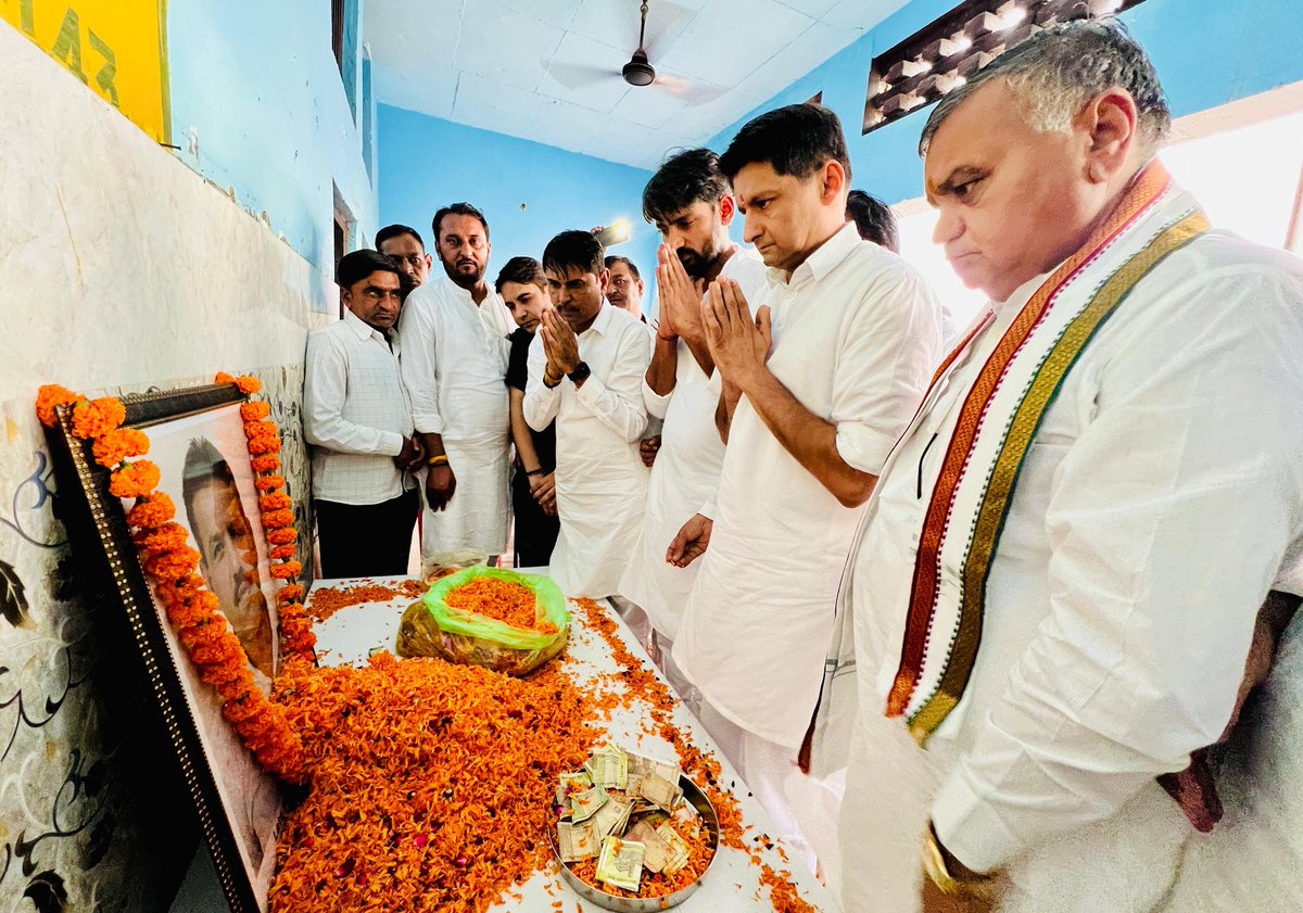 DeependerSHooda's tweet photo. आज कथूरा, बरोदा में AICC के राष्ट्रीय सचिव व बवानीखेड़ा से कांग्रेस प्रत्याशी रहे भाई प्रदीप नरवाल के चाचा जी निधन पर शोक संवेदनाएँ व्यक्त की और दिवंगत आत्मा को श्रद्धांजलि अर्पित की।

दुःख की इस घड़ी में शोक संतप्त परिवार से मिलकर उन्हें ढांढ़स बंधाया। https://t.co/0STKL4YCVY