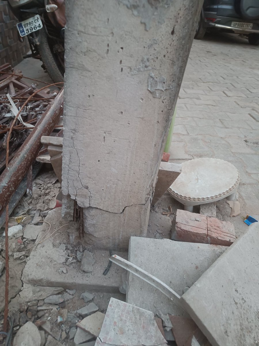 Hemantdev7171's tweet photo. @MDDVVNL Waiting for mishap. Despite new pole is already came. It's not installed from last 8 days. https://t.co/SG1KHezfOe