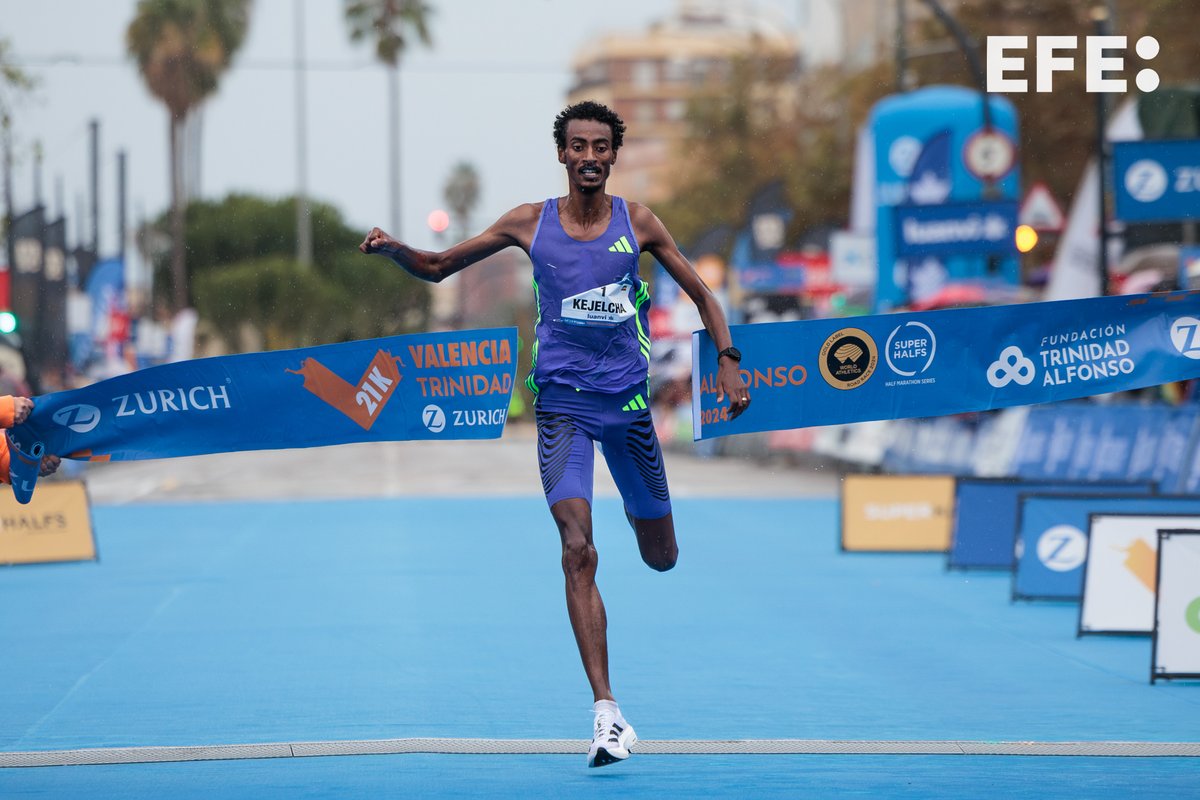 bieluno's tweet image. El etíope Yomif Kejelcha firma un nuevo récord del mundo del Medio Maratón en Valencia: 57.30. @EFEnoticias @EFEdeportes #21Kvalencia