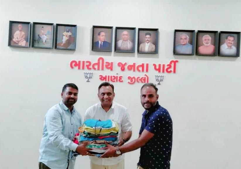 "પ્રેમ અને સહાનુભૂતિનો સંદેશ: વસ્ત્રદાન!"

સ્વામી વિવેકાનંદ ગુજરાત રાજ્ય યુવા બોર્ડના વસ્ત્રદાન અભિયાન અંતર્ગત વડોદરા જિલ્લા ભાજપ પ્રમુખ શ્રી સતીષભાઈ પટેલ અને આણંદ જિલ્લા ભાજપ પ્રમુખ શ્રી રાજેશભાઈ પટેલ એ વસ્ત્રદાન કરીને સમાજ સમક્ષ "જન સેવા એ જ પ્રભુ સેવા" મંત્રને ચરિતાર્થ કર્યો