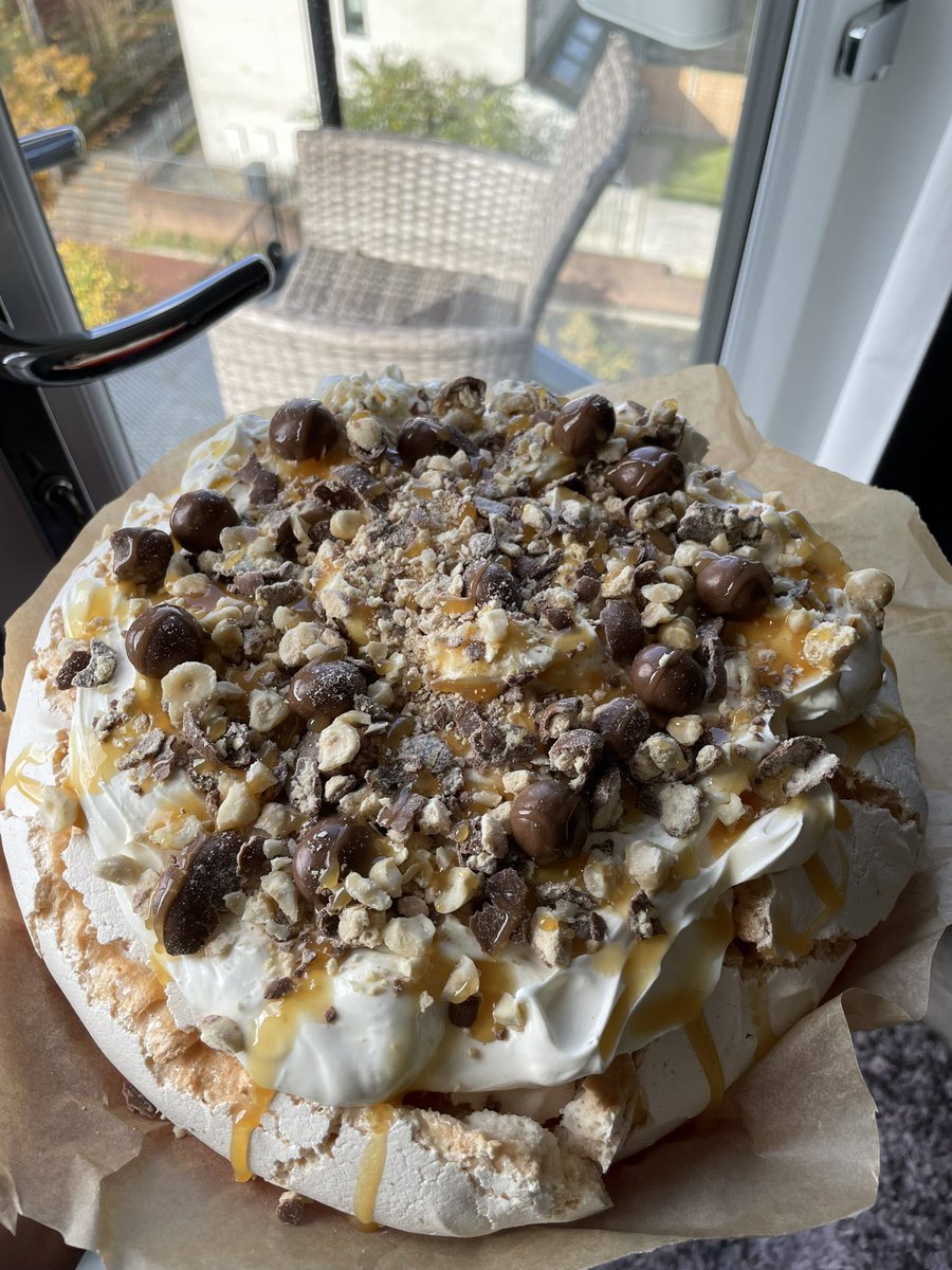 Sundays are for baking pavlovas