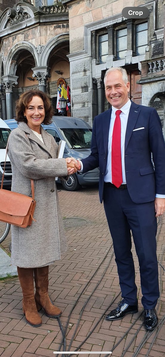 Vandaag overhandigde ik mijn onderzoeksresultaat aan Burgemeester Femke Halsema op de verjaardag van Amsterdam (750 jaar).
'1275 - 1345 -  2025. Het Mirakel van Amsterdam, de betekenis voor de stad.’
Na de dienst door Jan Hendriks, bisschop Haarlem-Amsterdam