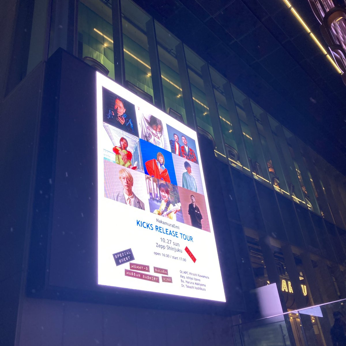 happyzakzak's tweet photo. ツアーファイナル行けた(嬉
アコースティックver、コロナで参加阻止からのリベンジ嬉しい。
さらささん、MASSAN×BASHIRY、XinUさん、Mummy-DさんのYAMABIKO、ファンレターの大サービス😭、間違いなくemiさんのバンドLiveで最高の域…結果脱力した😅
#KICKSTOUR
#NakamuraEmiKICKS
#NakamuraEmi https://t.co/5WFtvfyBhJ