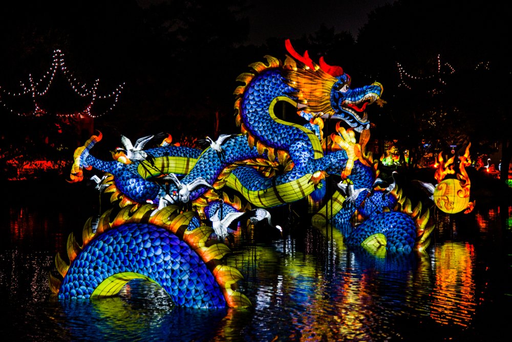 Canada's tweet photo. The #MontrealBotanicalGardens are renowned for their stunning blooms and landscape. In September and October the gardens are lit up with beautiful lanterns in the Chinese, Japanese and First Nations parts of the park. Will you be visiting the #GardensOfLight? 🏮 #SundayFunday https://t.co/PRxRvoaIwq